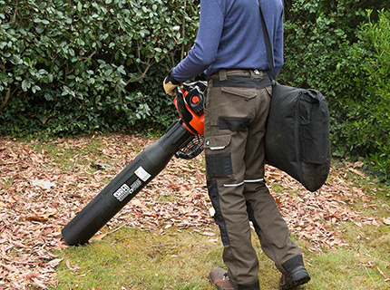 Efficient Yard Cleanup: Using Power Blowers and Vacuums in Summer